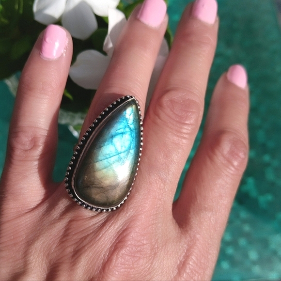 Elegant Silver Labradorite Ring - Picture 3 of 6